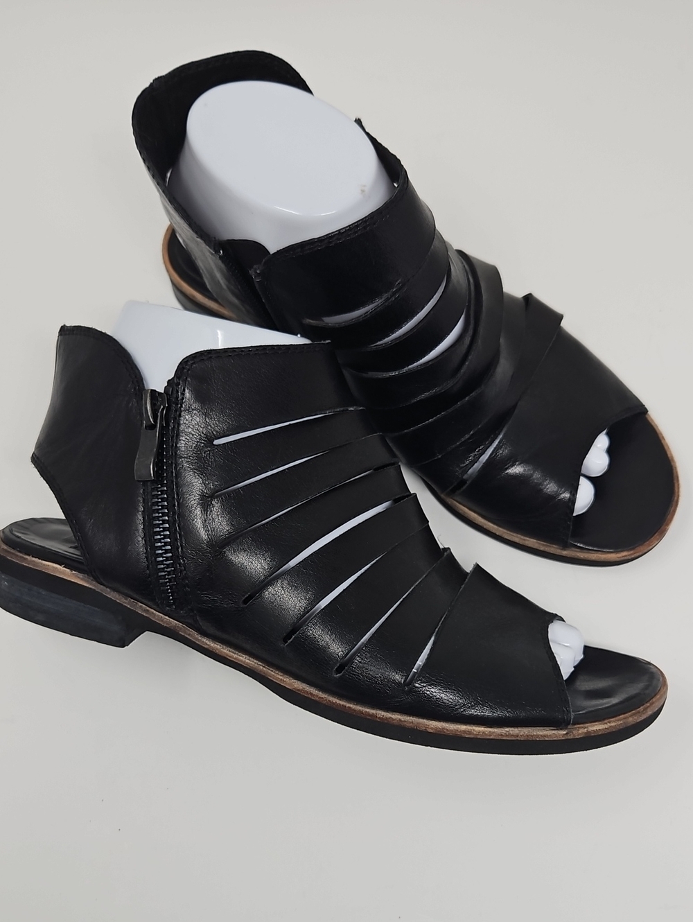 Everybody By BZ. Moda Women's Black Leather Strappy Peep-Toe Zipper Sandals 38.5